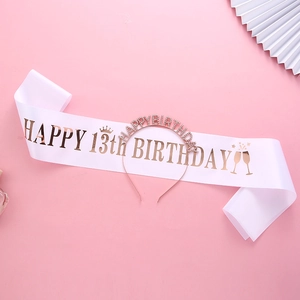 Détail de l'écharpe du 13e anniversaire en satin blanc et d'un serre-tête en strass rose