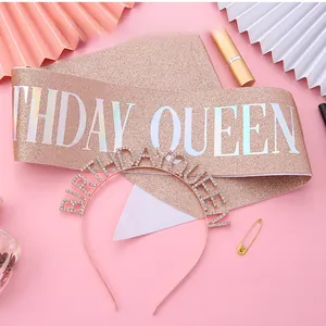 Détail de l'écharpe Birthday Queen or rose et du bandeau strass pour fêtes