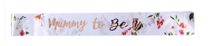 Detalle de banda Mummy to Be en satén blanco con flores y letras doradas brillantes