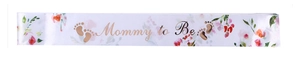 Detalle de la banda Mommy to Be de satén blanco con letras doradas y flores de acuarela