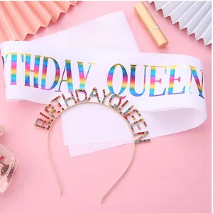 Gros plan d'un diadème en cristal Birthday Queen et d'une écharpe en satin blanc assortie