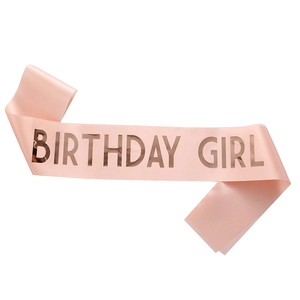 Écharpe Birthday Girl en satin rose avec lettrage élégant pour fêtes d'anniversaire