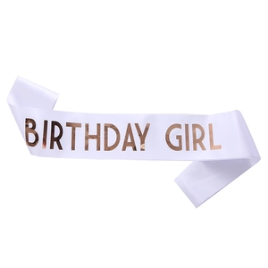 Écharpe d'anniversaire en satin blanc avec lettrage élégant Birthday Girl rose doré