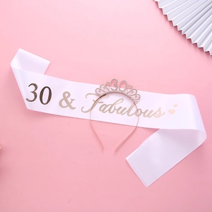 Détail de l'écharpe 30 & Fabulous en satin blanc et du diadème en strass doré rose