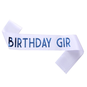 Écharpe d'anniversaire Birthday Girl en satin blanc avec lettrage bleu métallisé
