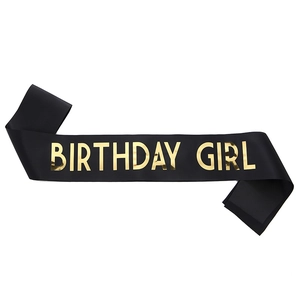 Écharpe élégante en satin noir Birthday Girl avec lettrage doré pour fête d'anniversaire
