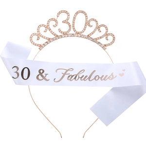 Détail de l'écharpe 30 & Fabulous en satin or rose avec tiare d'anniversaire en cristal