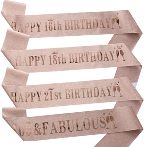 Détail de quatre écharpes d'anniversaire à paillettes or rose avec lettrage doré varié