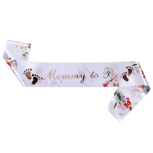 Set de banda y diadema Mommy to Be en satén blanco con letras doradas y diseño floral