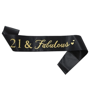 Écharpe d'anniversaire en satin noir avec lettrage doré 21 & Fabulous et cœurs