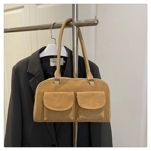 Détail du sac cabas vintage en daim camel avec deux poches avant à rabat sur cintre
