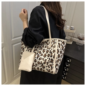 Dettaglio borsa tote leopardata con tracolla color crema e pochette abbinata