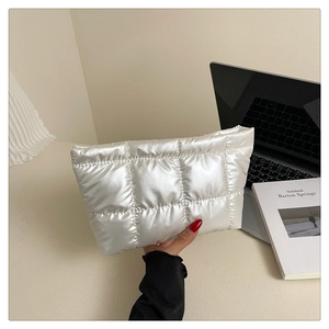 Trousse à maquillage matelassée blanc cassé avec effet rembourré et design élégant