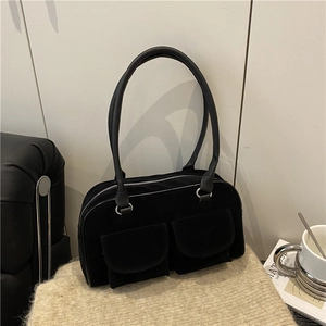 Sac fourre-tout minimaliste en suédine noire avec deux poches avant et anses fines