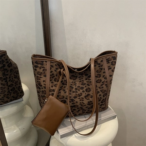 Grande borsa tote leopardata in pelle scamosciata con pochette e manici in pelle