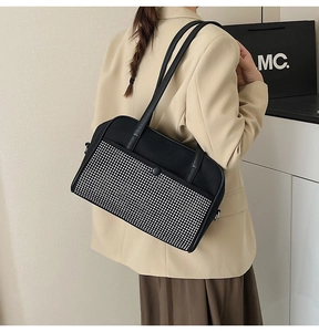 Vue détaillée du sac à bandoulière noir avec ornements en strass et bandoulière chic
