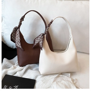 Hobo-Taschen aus Leder mit Litschi-Muster und geometrischen Seidenschals in Braun und Creme