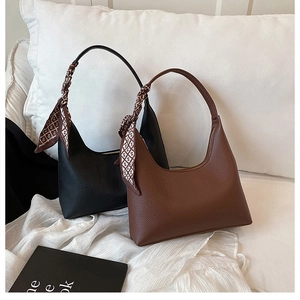 Detailstruktur der Hobo-Taschen in Schwarz und Braun mit Seidenschal-Dekor