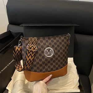 Women Fashion PU Leather Monogram Letter M Print Bucket Shoulder Bag With Wide Geometric Strap Contrast Patchwork Crossbody Bag