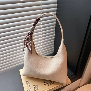 Schicke beige Tragetasche aus genarbtem Leder mit modischem S-Muster Seidentuch am Griff