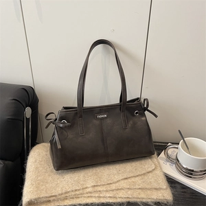 Grand sac cabas marron foncé en cuir PU avec plaque fashion et détail de nœud latéral