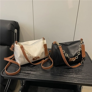 Grands sacs polochons unis noir et blanc avec chaîne dorée à détails de fleurs chic