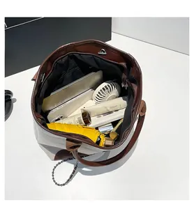 Vista interna della borsa tote con ampio spazio di stivaggio e tasca con cerniera