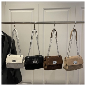 Vier strukturierte Kettentaschen in Beige, Schwarz, Braun und Khaki in der Übersicht