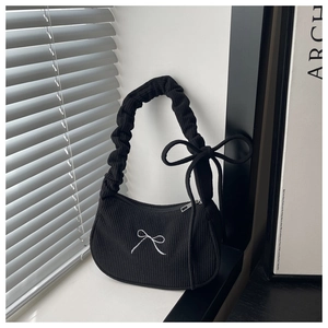 Détail du sac hobo en velours noir avec broderie nœud et poignée plissée chic