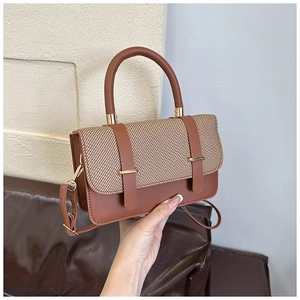 Détails du sac à main vintage en patchwork de cuir marron et tissu avec boucle dorée