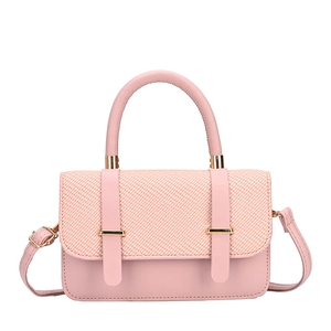Sac à main rose à bandoulière avec panneau tissé texturé et accessoires dorés élégants
