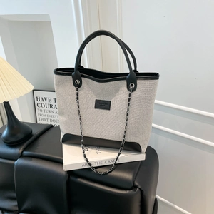 Borsa tote grande in tela e pelle nera con tracolla a catena da donna elegante