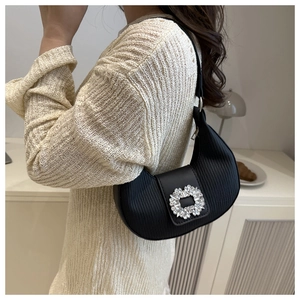 Détail du sac croissant noir plissé en similicuir avec boucle carrée ornée de strass