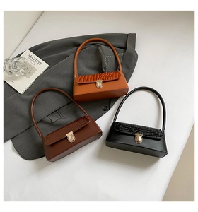 Trois sacs à main élégants en cuir crocodile orange, marron foncé et noir classique