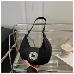 Détail du sac hobo noir plissé avec une boucle étincelante en cristal argenté brillant