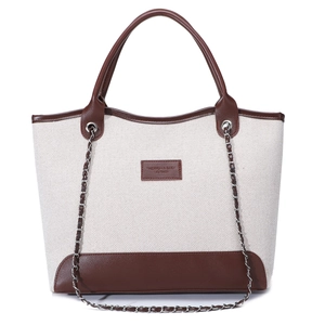 Grande borsa tote in tela con finiture in pelle marrone e tracolla a catena su bianco