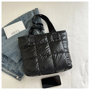 Détail du sac cabas matelassé noir avec grands carreaux et larges poignées en nylon robuste