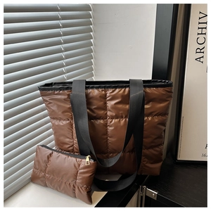Détail d'un ensemble cabas en nylon matelassé marron avec sa pochette zippée assortie