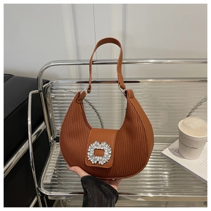 Gros plan du sac en similicuir plissé marron avec boucle carrée de luxe en strass