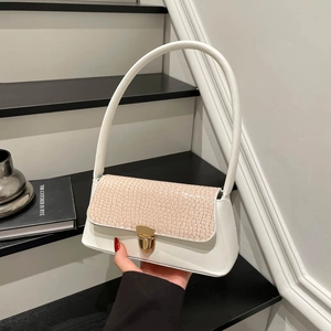 Sac à bandoulière blanc de style français avec rabat texture crocodile et fermoir doré