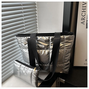 Ensemble cabas matelassé argenté avec finition métal et petite pochette zippée assortie