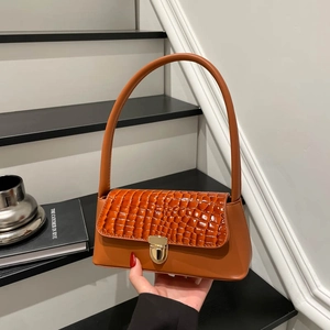 Sac à bandoulière marron en cuir de crocodile pour femme avec fermoir doré