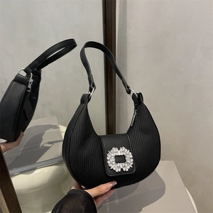 Sac à main demi-lune noir plissé élégant avec une boucle étincelante en cristaux