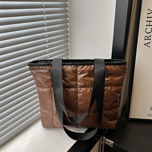 Sac fourre-tout matelassé marron avec surpiqûres carrées et bandoulières noires