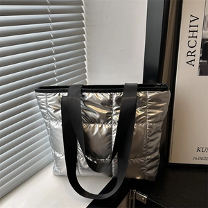 Sac fourre-tout matelassé argenté avec grands carreaux et larges bandoulières noires