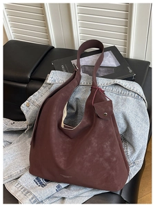 Détail du grand sac cabas en daim bordeaux avec petite pochette amovible sur denim