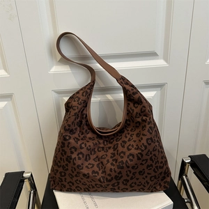 Retro large leopard print hobo shoulder bag in brown faux suede for autumn fashion