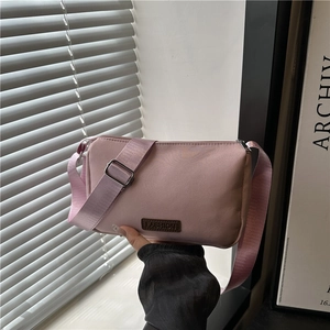 Sac bandoulière en nylon rose pâle imperméable avec large sangle réglable et fermeture éclair