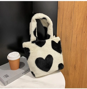 Détail du sac cabas en peluche à motif cœur montrant la texture en fausse fourrure douce