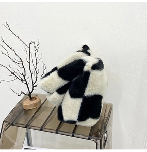 Détail du sac à main en peluche à damier noir et blanc avec texture épaisse en fausse fourrure